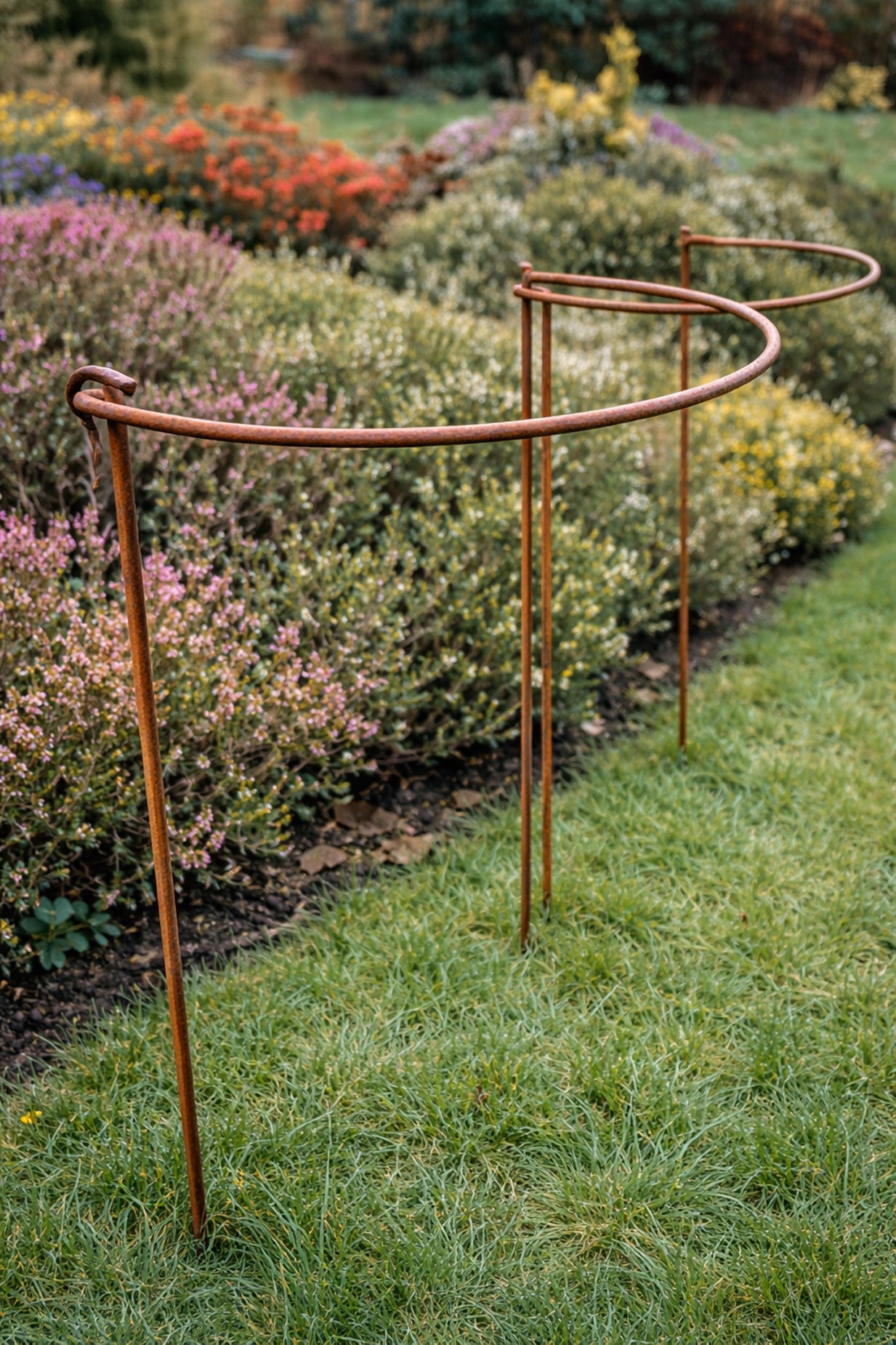 Garden Plant Support Hoops – Set of 2 Interlocking Metal Plant Supports Natural Rust Finish