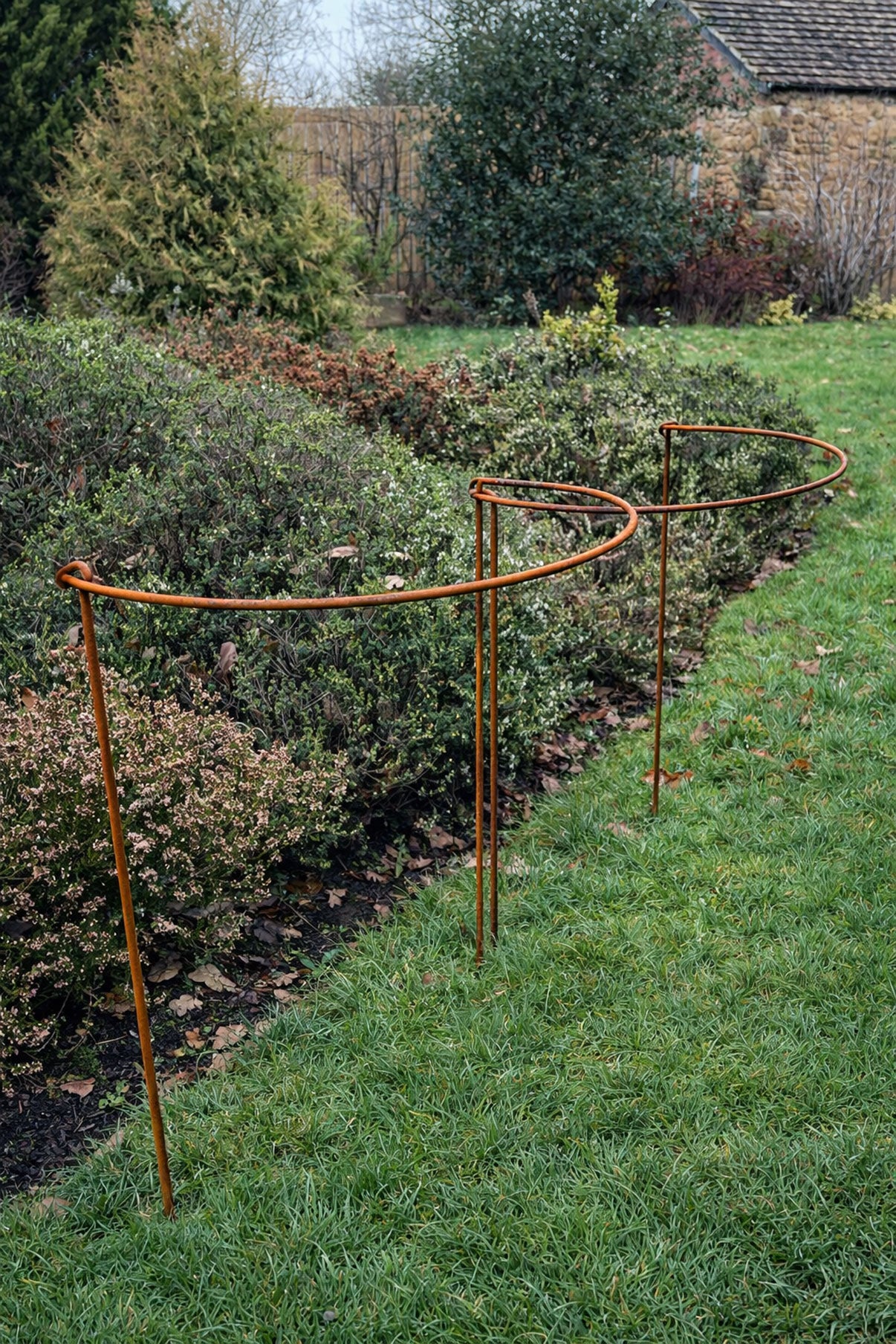 Garden Plant Support Hoops – Set of 2 Interlocking Metal Plant Supports Natural Rust Finish